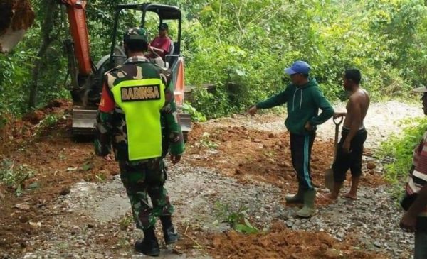 Warga Desa Kaowa Gotong Royong Perbaiki Jalan Rusak