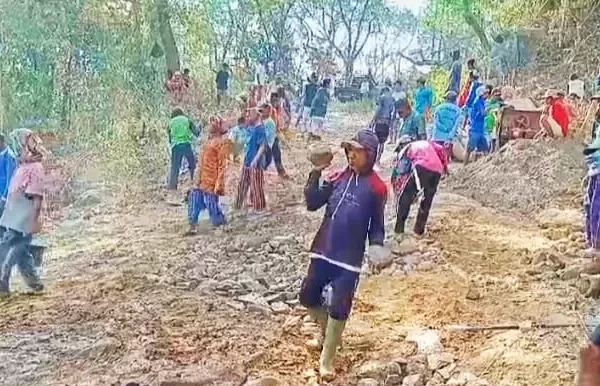 Semangat Warga Desa Kaowa Memperbaiki Jalan Rusak dengan Gotong Royong