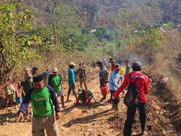 Gotong Royong Perbaikan Jalan